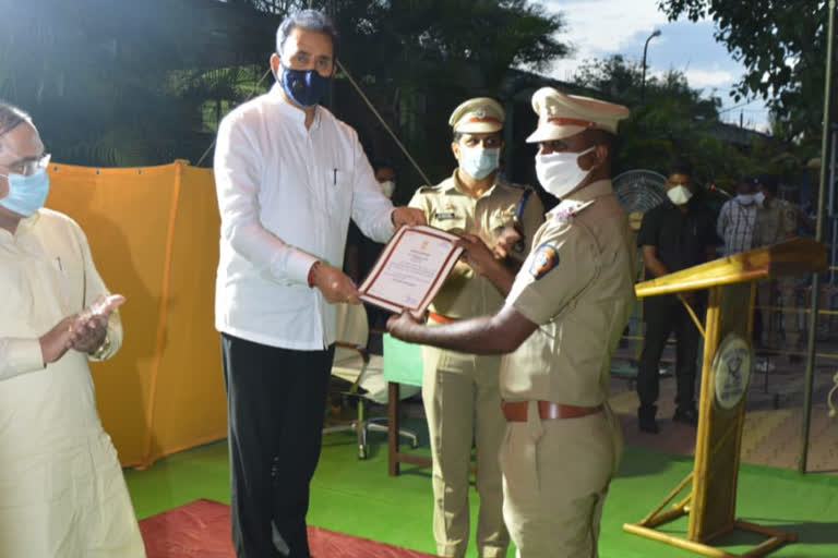 Police officer felicitated in chandrapur by anil deshmukh for lockdown work