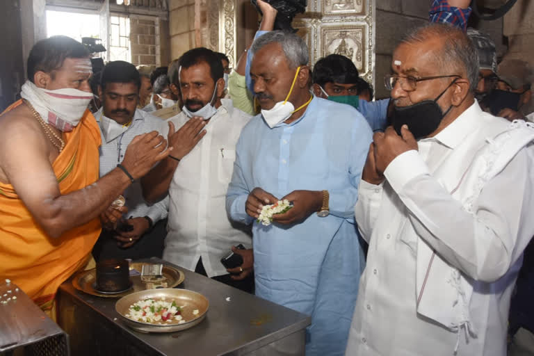 ಚಾಮುಂಡಿ ದರ್ಶನ ಪಡೆದ ಎಸ್.ಟಿ.ಸೋಮಶೇಖರ್