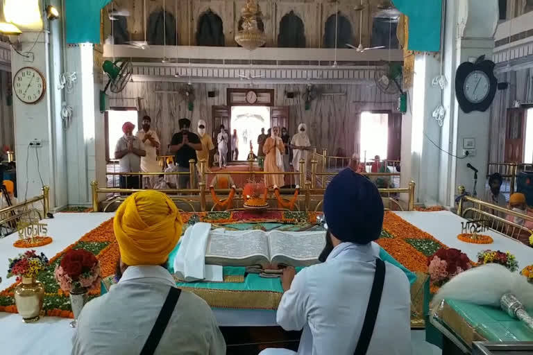 ਗੁਰਦੁਆਰਾ ਸ੍ਰੀ ਦੂਖਨਿਵਾਰਨ ਸਾਹਿਬ ਨਤਮਸਤਕ ਹੋਣ ਪੁਜੀ ਸੰਗਤ