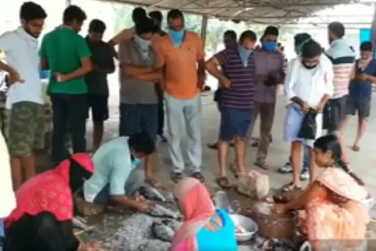 Crowd At Fish Market I n Miryalaguda