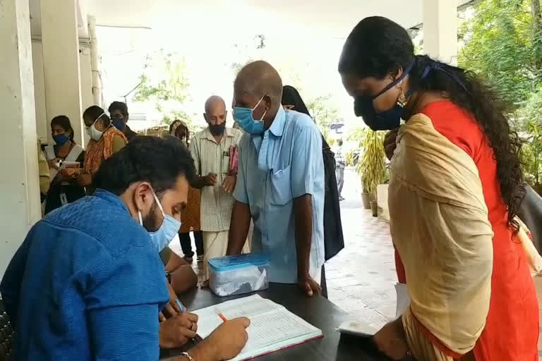 crowd in government offices  സര്‍ക്കാര്‍ ഓഫീസ്  കേരള സര്‍ക്കാര്‍ വാര്‍ത്തകള്‍  kerala government news