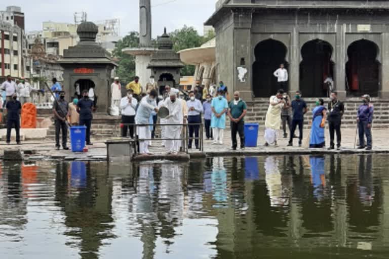 railway minister piyush goyal mother's astivisarjan in goda ghat ramkund nashik