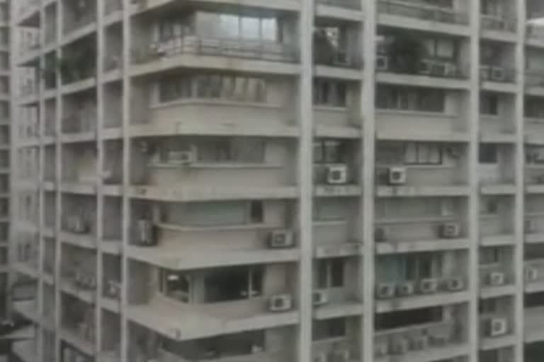 maid enters the house after the corona tests in mumbai