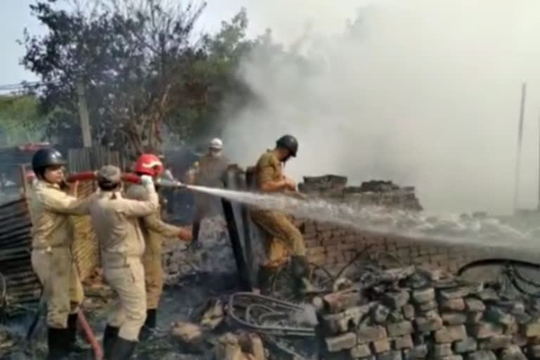 fire broken out in slums in Kalayanpuri, Delhi