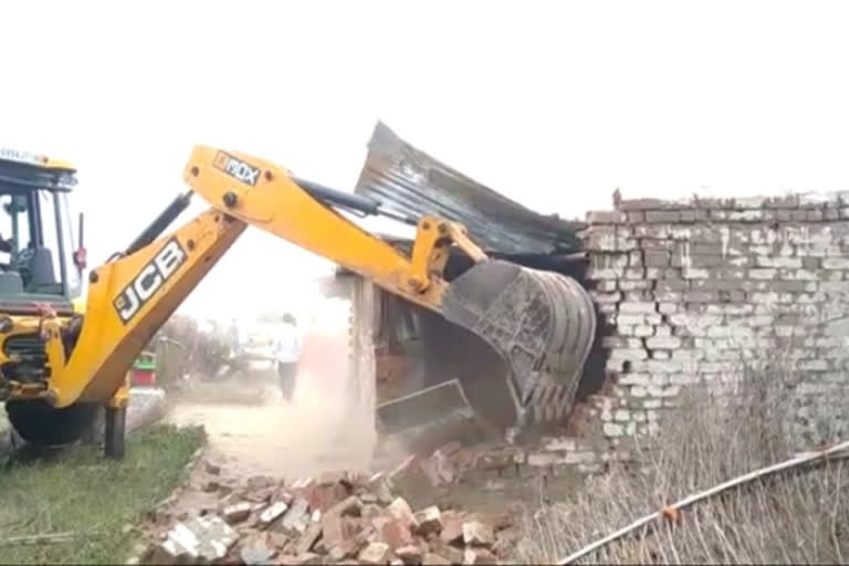 Bulldozers run on illegal houses