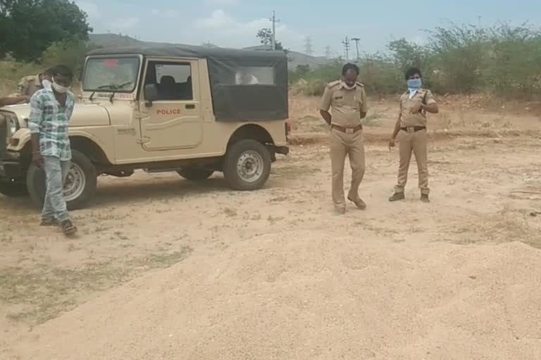 Special Enforcement bureau officers Attack on sand reaches in vempalli kadapa district