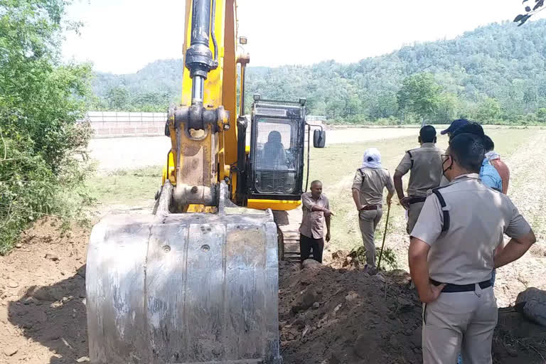 Clash between contractor and villager over road dispute