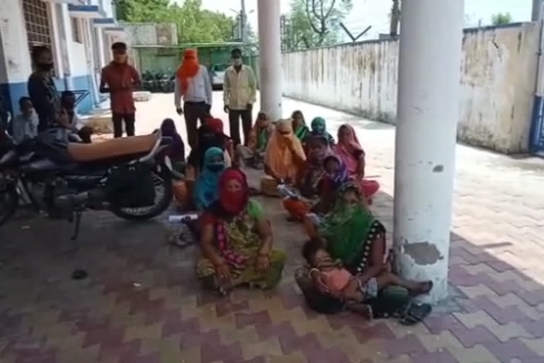 women protest in kota, protest outside electricity department, कोटा न्यूज, महिलाओं का धरना प्रदर्शन