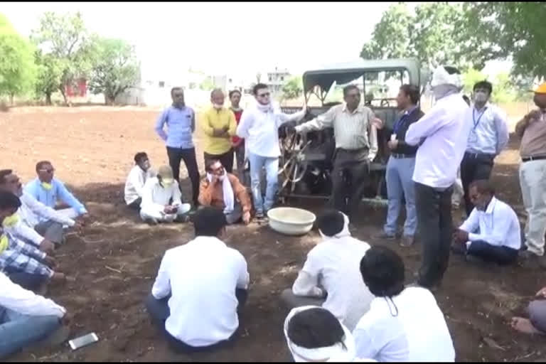 Training  to 62 thousand farmers for sowing by tractor in washim