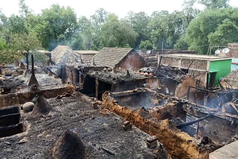 Rankasingha village of Anugul,  village engulfed in flames due to short circuit, 20 houses were burned, ସର୍ଟ ସର୍କିଟ ନିଆଁରେ ପୋଡ଼ି ଗଲା ଗାଁ, ଜଳିଗଲା 20 ବଖରା ଘର