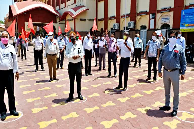 रेलवे कर्मचारी  नॉर्थ वेस्टर्न रेलवे एंप्लाइज यूनियन  एंप्लाइज यूनियन अध्यक्ष मुकेश चेलानी  प्रवासी श्रमिक  anti labor policies  ajmer railway station  railway staff  north western railway employees union  employees union president mukesh chelani