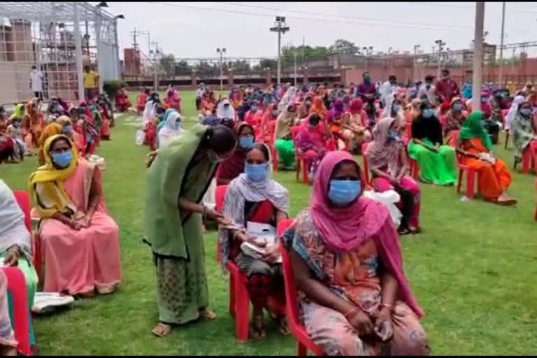 Social worker Manohar Mehra distributed ration to migrant laborers