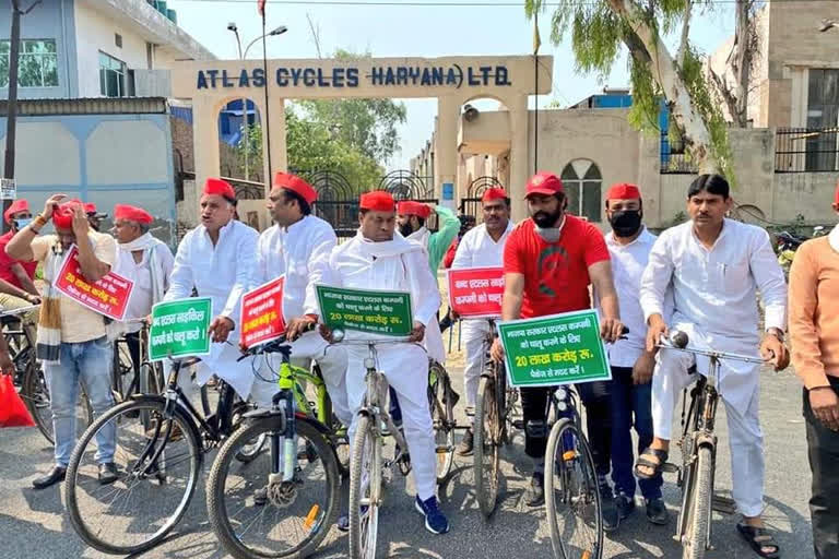 SP workers protest outside the Atlas factory in ghaziabad