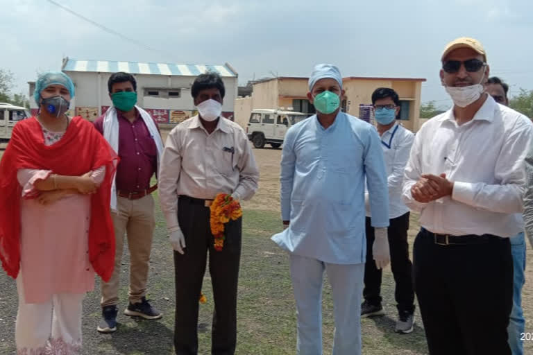 Doctors welcomed patients returning from the Kovid Center in Patharia by wearing a floral wreath