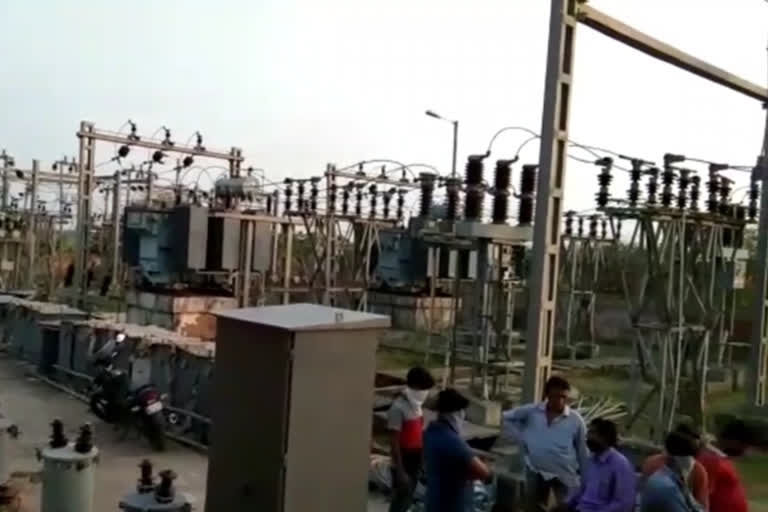 Consumers surrounded the power office over an unannounced power cut