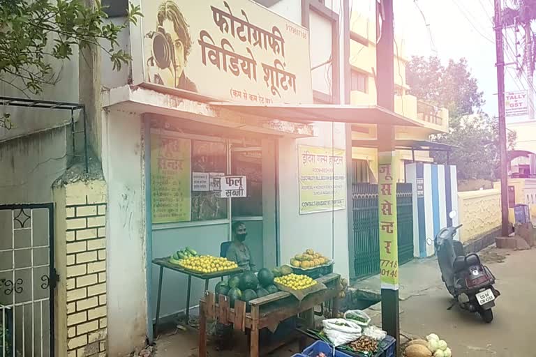 lockdown-caused-a-photographer-to-become-a-vegetable-seller-in-raipur