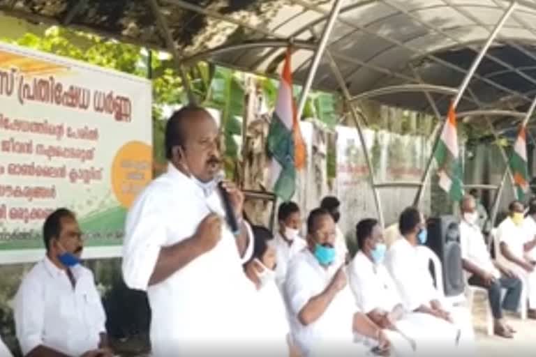 കോൺഗ്രസ് ധർണ  ഓൺലൈൻ ക്ലാസുകൾ  online facilities for students  Congress protests  എറണാകുളം വാർത്ത  eranakulam news