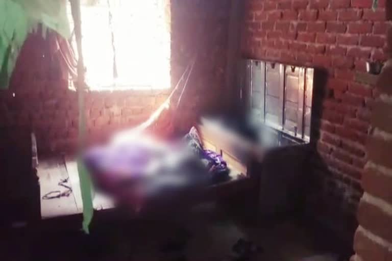 mother killed her three children in giridih,  four dead body found in giridih,  four dead body found in suspicious condition in giridih,  गिरिडीह में संदिग्ध हालत में मिला चार शव, गिरिडीह में मिला चार लोगों का शव