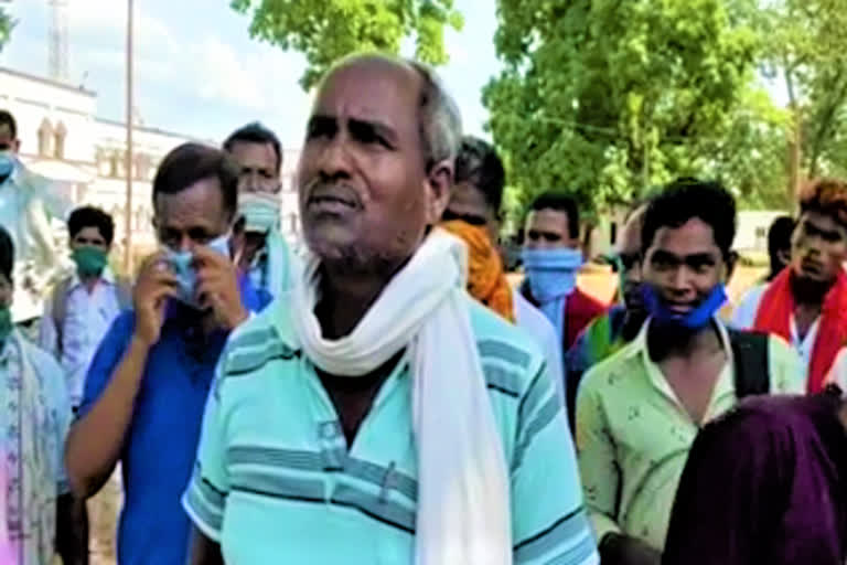 Tendupatta collectors demanded cash payment