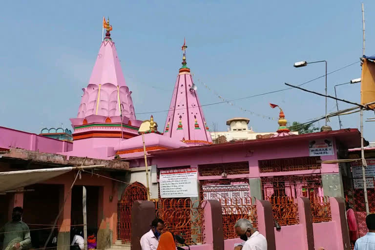 मंदिर परिसर में मास्क वितरित