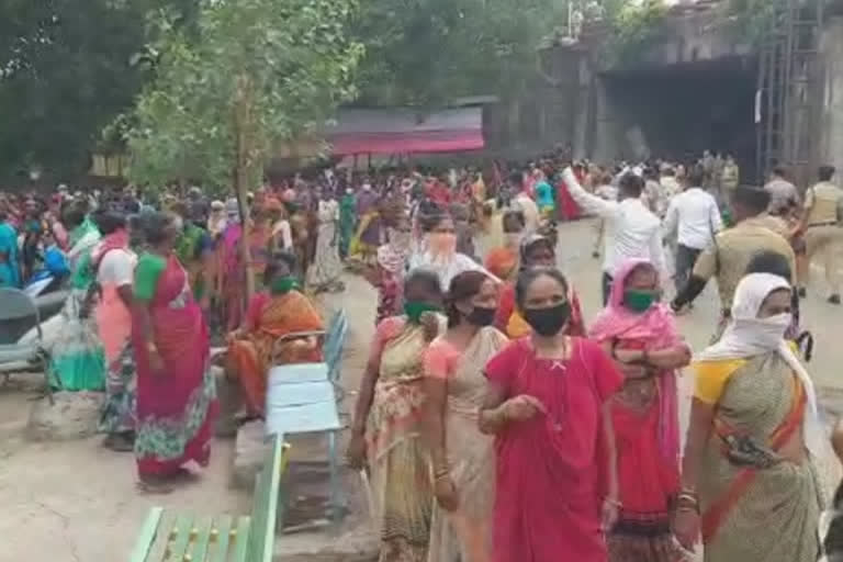 stone pelting in anand nagar