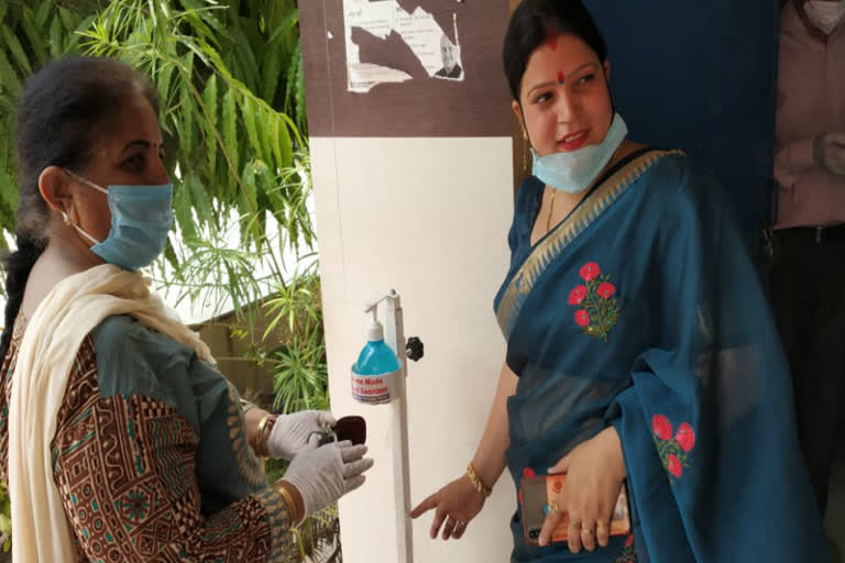 AAP leader Poonam Verma installed sanitizer dispenser machine in schools and police station in Mohan Garden corona virus