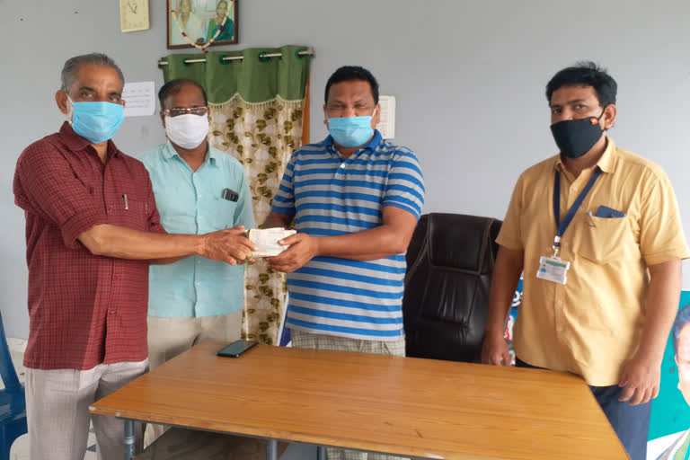 Panchayat Secretaries donate