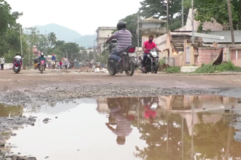 road developement in paralakhemundi, gajapati latest news, corruption in road construction in gajapati, corruption in road construction, ପାରଳାଖେମୁଣ୍ଡିରେ ରାସ୍ତା ଉନ୍ନତିକରଣ କାମ, ଗଜପତି ଲାଟେଷ୍ଟ ନ୍ୟୁଜ୍‌, ଗଜପତିରେ ରାସ୍ତା କାମରେ ଦୁର୍ନୀତି, ରାସ୍ତା କାମରେ ଦୁର୍ନୀତି