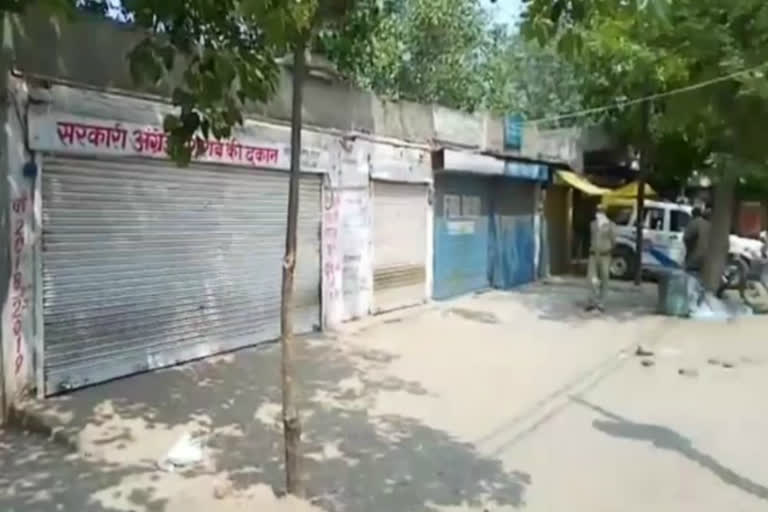 thief stole 35 petty liquor bottles from  shop in ghaziabad