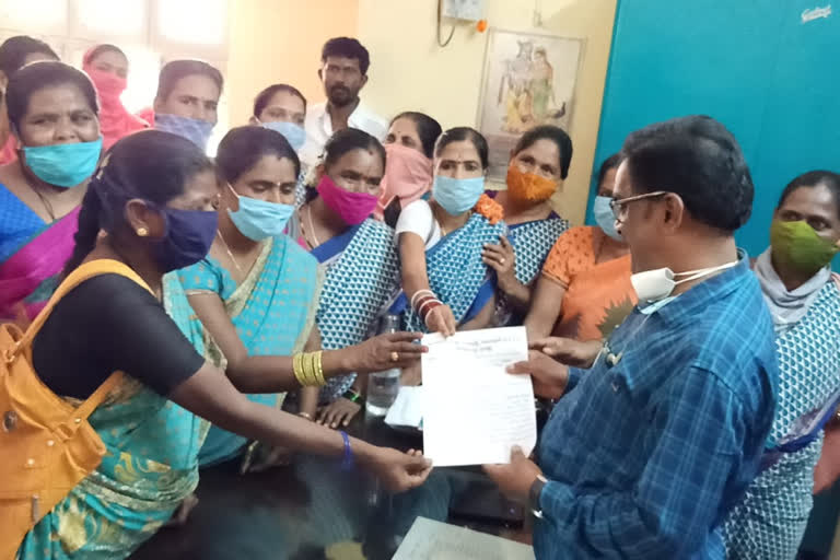 anganwadi workers given letter to kalyanadurgam municipal commissioner to give protection for them