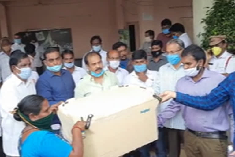 minister kannababu distributed ice boxes to fisher women