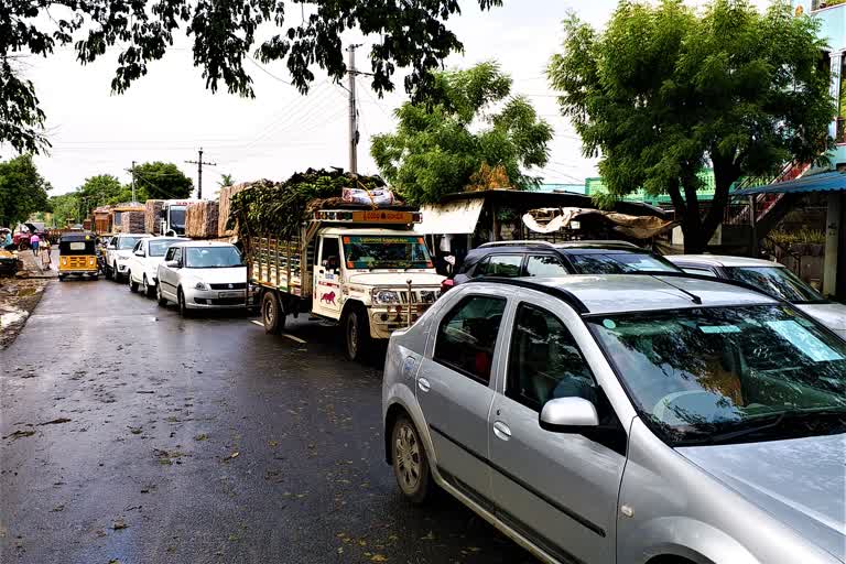 heavy-traffic-jam-at-konijarala-mandalam-in-khammam-highy-way-due-to-tree-fall