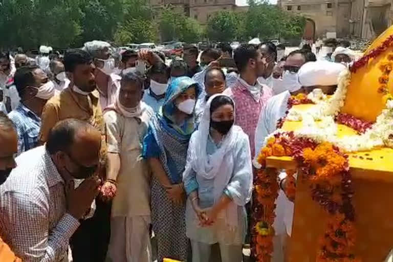 As per the princely tradition, former queen of the Rajasthan's Bikaner, Padma kumari was cremated on Tuesday. She died on Monday night due to cardiac arrest.