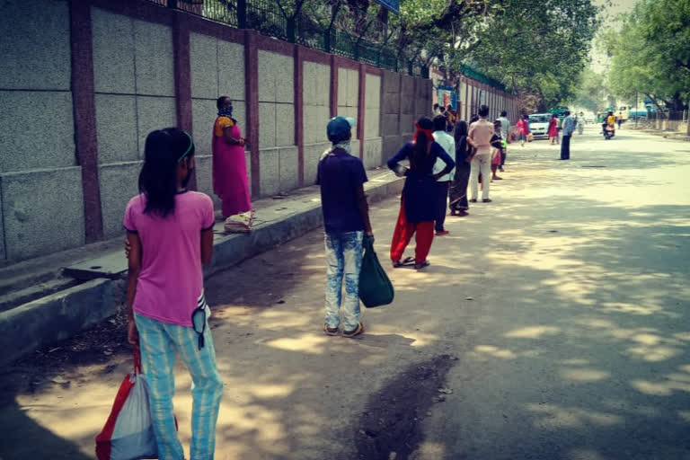 food distributed to needy at school in sultanpuri through delhi government scheme