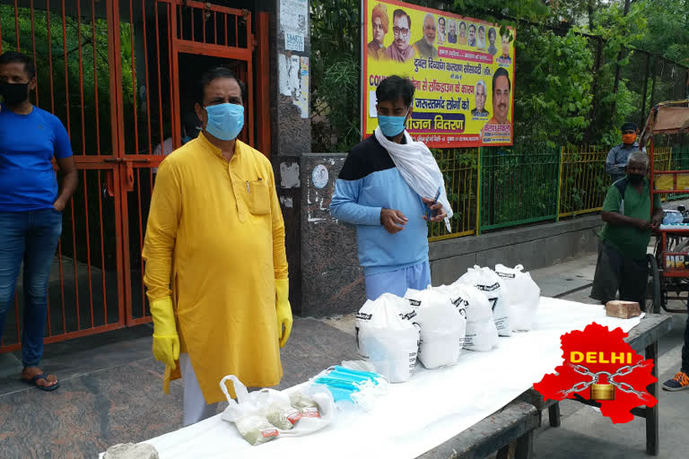 Councilors are constantly providing ration to poor people in Punjabi Bagh due to lockdown