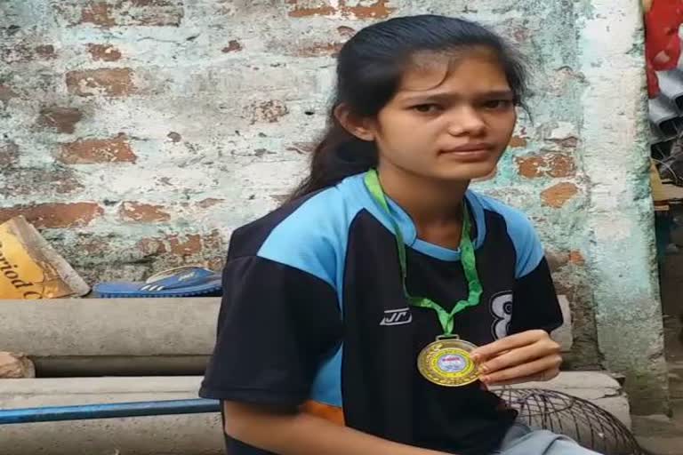 National player Shabnam working as sales girl, National player of Jharkhand, National player Shabnam of Jamshedpur in financial crisis, सेल्स गर्ल का काम कर ही राष्ट्रीय खिलाड़ी शबनम, झारखंड के नेशनल प्लेयर, आर्थिक तंगी में जमशेदपुर की नेशनल प्लेयर शबनम