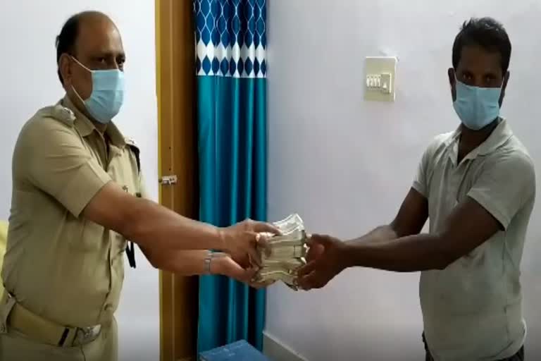 bhanjanagar-police-have-returned-more-than-rs-12-lakh-to-victim