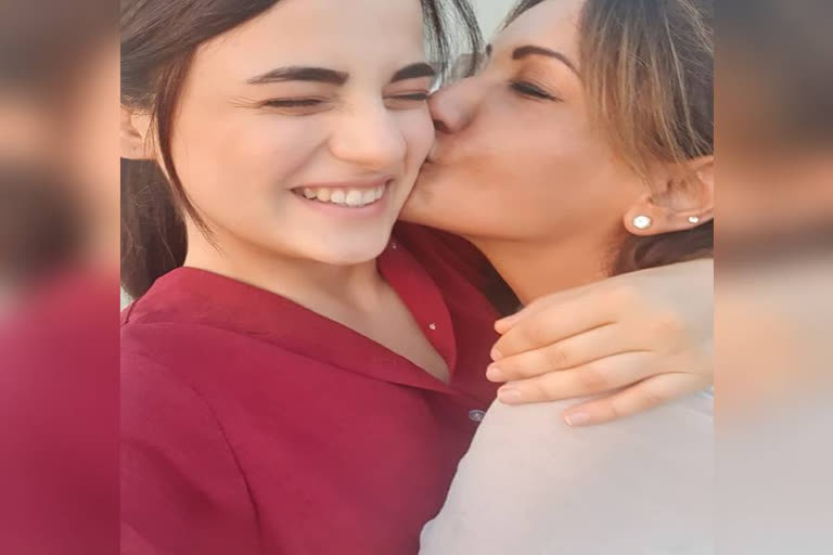 radhika madan finally meets her mom after 14 days of self quarantine