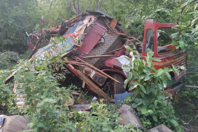 A truck laden with onions overturned in the Bangiriposhi Dwarshuni valley