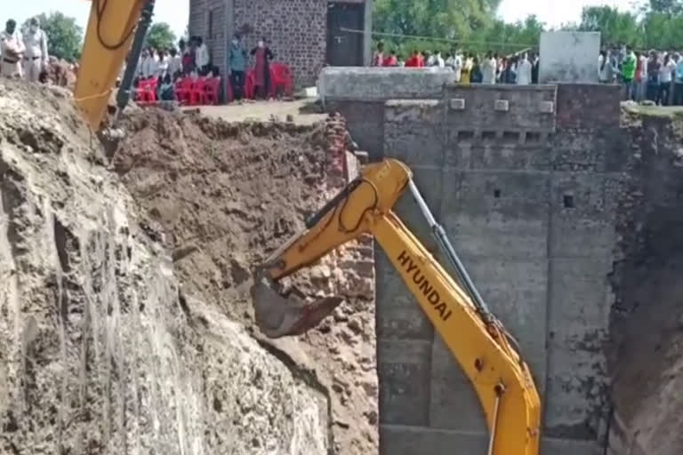 four laborers buried in well