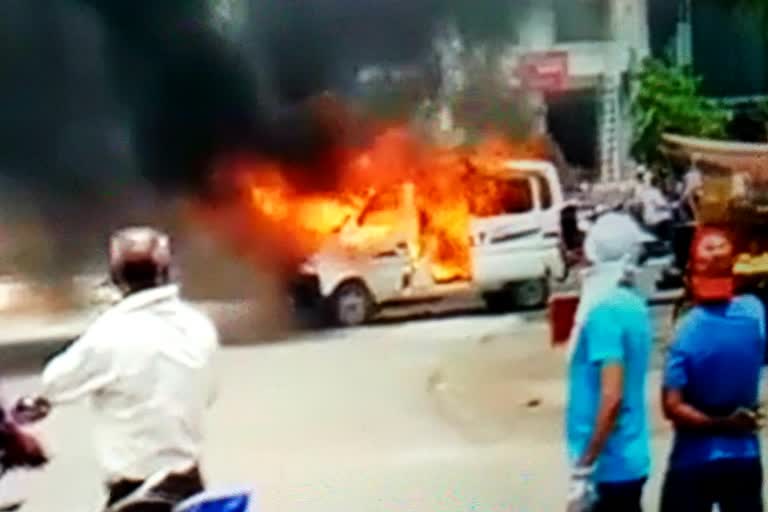 A moving car caught fire in ujjain