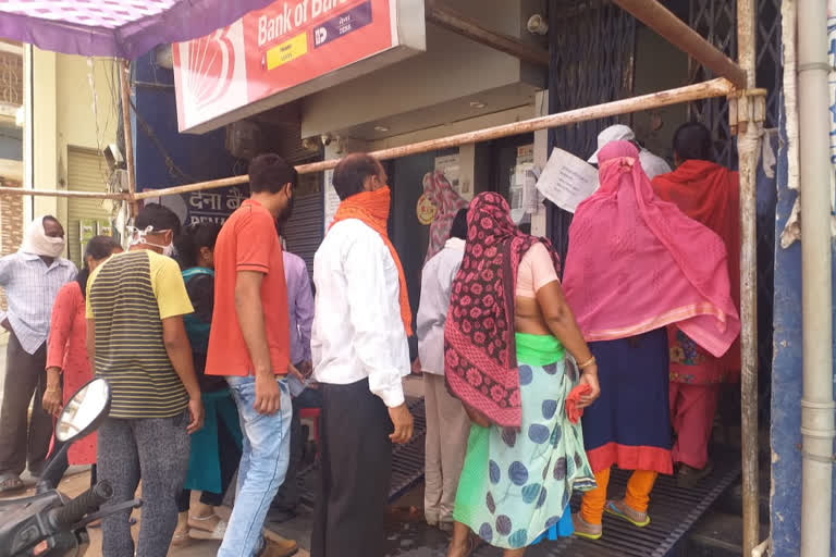 crowd in market of dhamtari