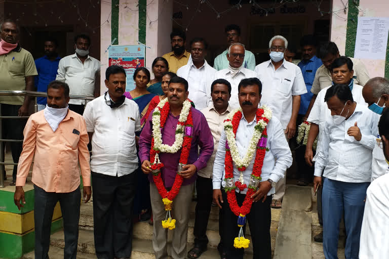 Chintamani APMC election: unanimous selection of president and vice president.