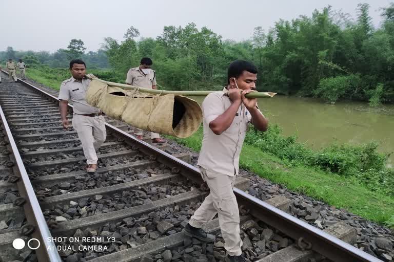 ৰেললাইনত উদ্ধাৰ শিক্ষকৰ মুণ্ডহীন মৃতদেহ