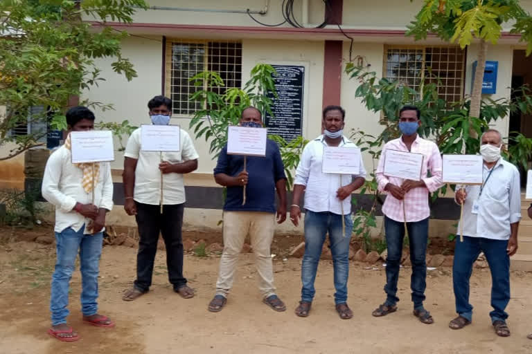 electricity contract employees dharna in madakasira ananthapuram district