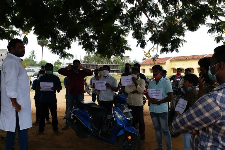 Government liquor stores staff protest