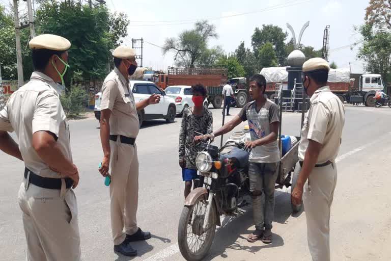 police cut challan for not wearing mask in charkhi dadri