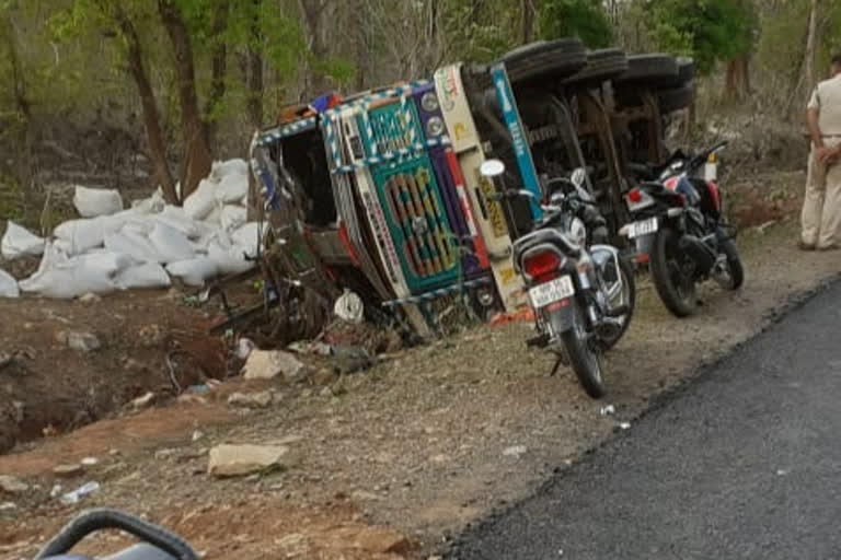 مدھیہ پردیش میں ٹرک کے  الٹ جانے سے تین ہلاک ،7 زخمی