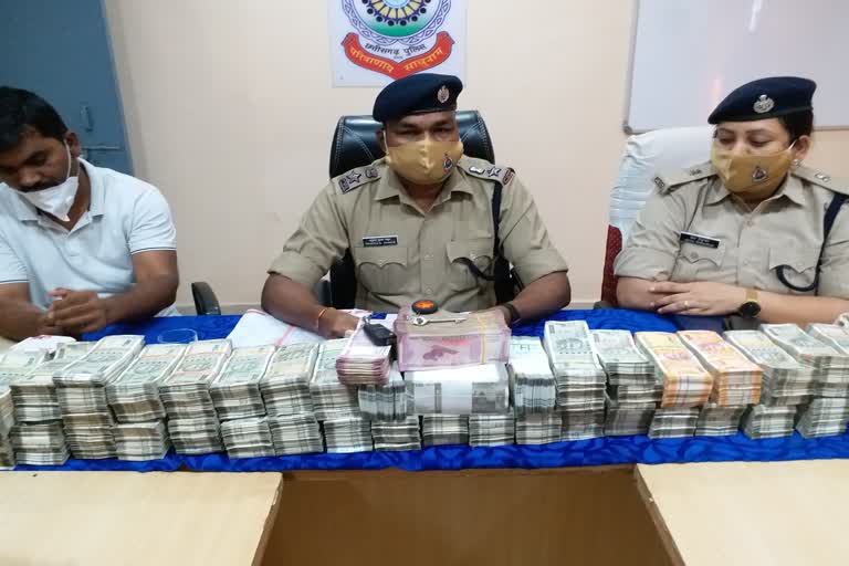 One crore 12 lakhs seized from the car