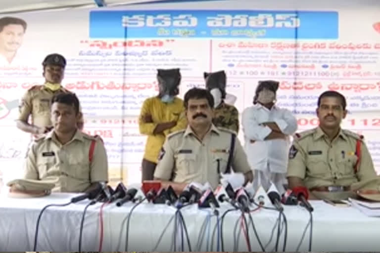 kadapa dst police arrested culprits in murder case about the issue of onions selling